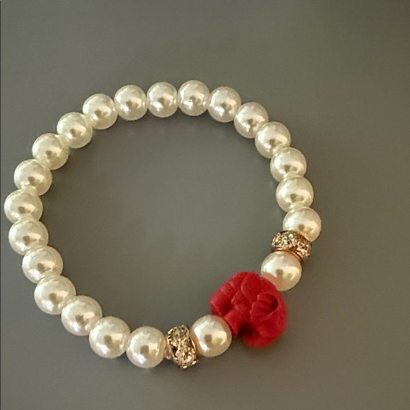 Elegant Pearl Bracelet with Red Accent - Picture 4 of 4